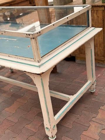 Unieke Tafelvitrine met Patine & Turquoise Accenten beschikbaar voor biedingen