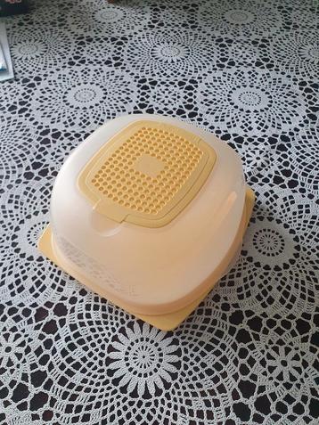 tupperware kaasdoos beschikbaar voor biedingen