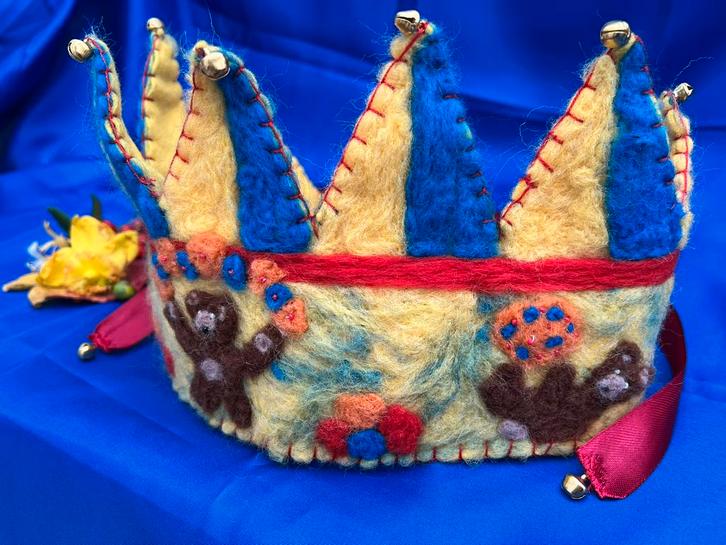 Handgemaakte vilten Waldorff verjaardagskroon, Hobby en Vrije tijd, Vilt, Nieuw, Figuurtje(s), Ophalen of Verzenden