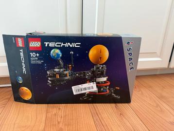 LEGO Technic Aarde & Maan - 42179 beschikbaar voor biedingen