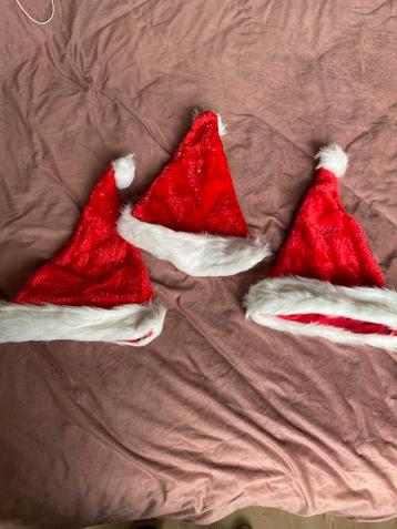 3 dezelfde kerstmutsen beschikbaar voor biedingen