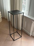 Zwarte Kwantum decoratieve standaard - Zo goed als nieuw, Huis en Inrichting, Tafels | Bijzettafels, Ophalen, Metaal of Aluminium