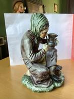 Oude Vrouw met Kruik - Keramische Figuur, Ophalen of Verzenden