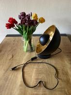 Moderne zwarte tafellamp met gouden binnenkant., Huis en Inrichting, Ophalen of Verzenden, Zo goed als nieuw, Metaal, Minder dan 50 cm