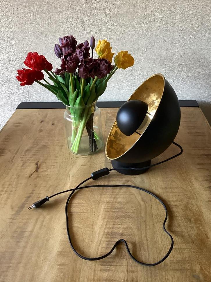 Moderne zwarte tafellamp met gouden binnenkant., Huis en Inrichting, Lampen | Tafellampen, Zo goed als nieuw, Minder dan 50 cm