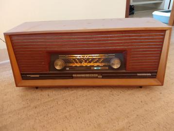 Antieke radio beschikbaar voor biedingen