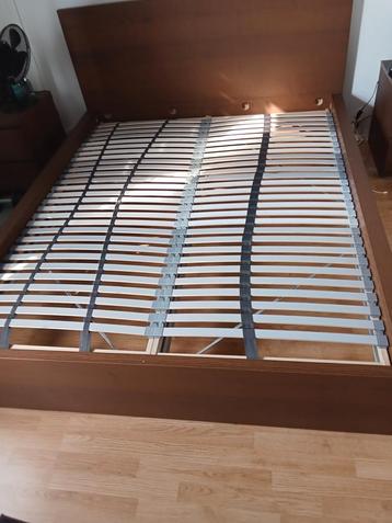 Twee persoons bed met lattenbodems 