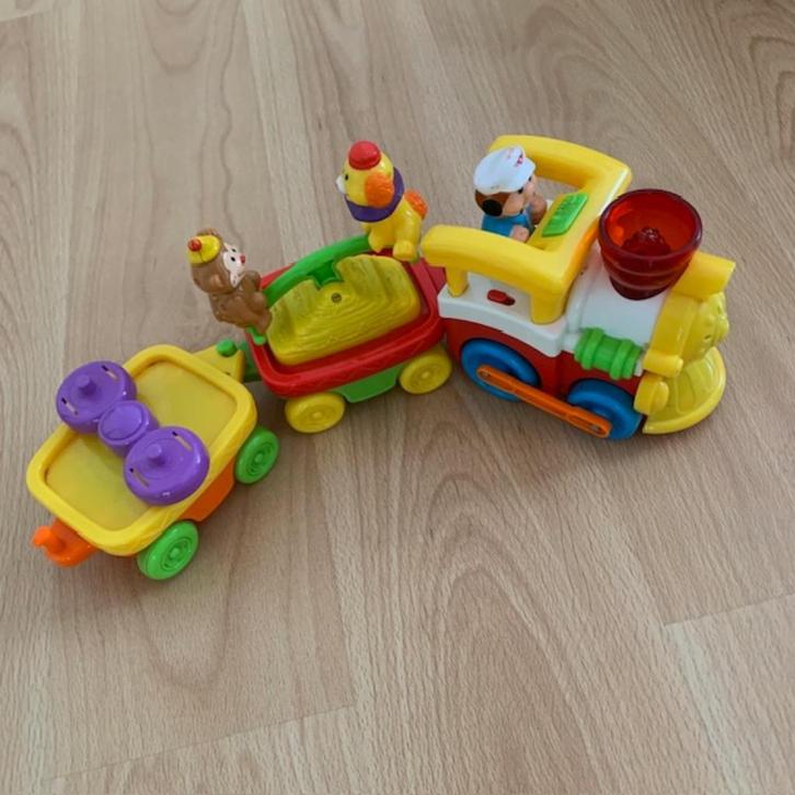 t.k. peuter/kleutertreintje met 2 wagonnetjes, Kinderen en Baby's, Speelgoed | Speelgoedvoertuigen, Zo goed als nieuw, Ophalen of Verzenden