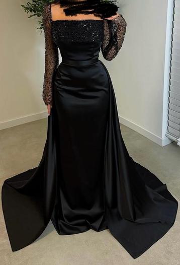 Zwarte avondjurk met glitters en overrok beschikbaar voor biedingen