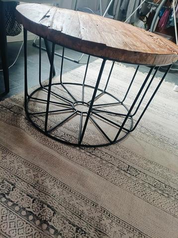 Zware bijzettafel/ salontafel beschikbaar voor biedingen