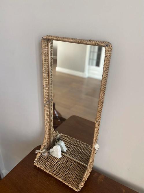 Rivera Maison spiegel met rieten rand en plankje, Huis en Inrichting, Woonaccessoires | Spiegels, Zo goed als nieuw, Minder dan 50 cm
