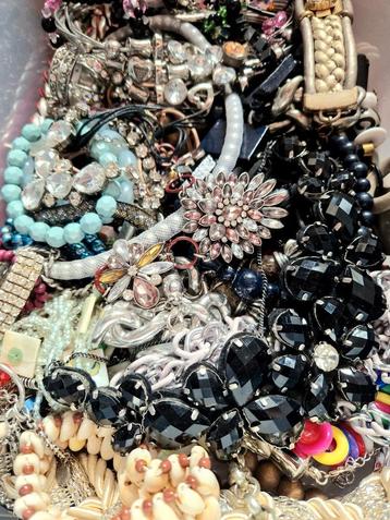 Grote partij prachtige vintage sieraden / y2k retro goth beschikbaar voor biedingen