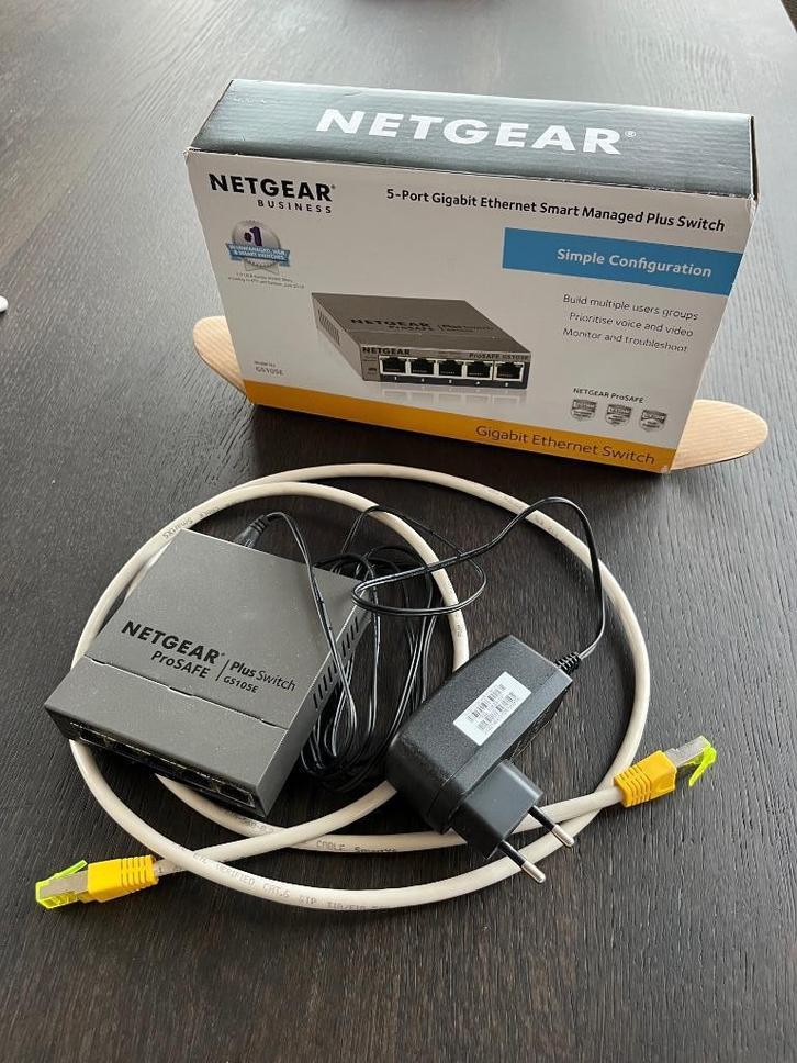 Nedgear 5 poorts ethernet switch + wifi versterkers, Computers en Software, Netwerk switches, Zo goed als nieuw, Ophalen