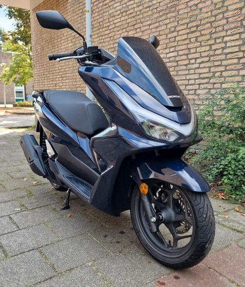 Honda PCX 125, handvatverwarming, lage kmstand, bijna nieuw!, Motoren, Motoren | Honda, Particulier, Scooter, 11 kW of minder