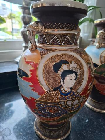 Porseleinen Satsuma vazen met gouden leeuwenkop  beschikbaar voor biedingen