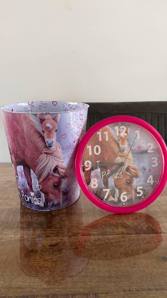 MissPony paarden klok en prullenbak, Kinderen en Baby's, Kinderkamer | Inrichting en Decoratie, Zo goed als nieuw, Klok, Ophalen of Verzenden
