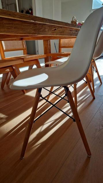 Eetkamer stoelen als witte kuipjes