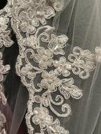 Nieuwe 2 laagse bewerkte sluier met kant licht ivoor(S164), Ophalen of Verzenden, Nieuw, Overige kleuren, Accessoires