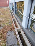 Te verkrijgen betonnen bloembakken., Gebruikt, 100 cm of meer, Ophalen of Verzenden, Beton