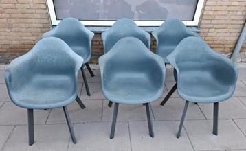 6  stevige buiten stoelen teab beschikbaar voor biedingen