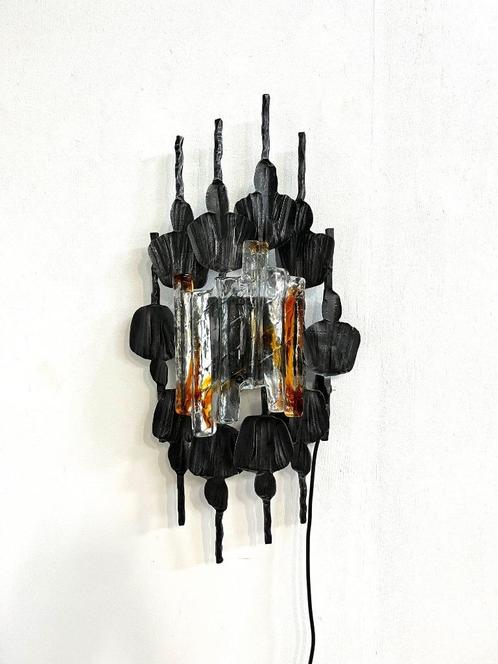brutalistische wandlamp van ijzer met Murano glas, jaren 70, Huis en Inrichting, Lampen | Wandlampen, Glas, Ophalen