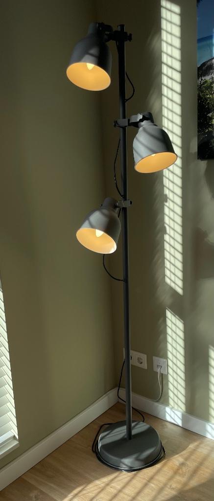 Staande lamp van IKEA, Huis en Inrichting, Lampen | Vloerlampen, Zo goed als nieuw, 150 tot 200 cm, Ophalen