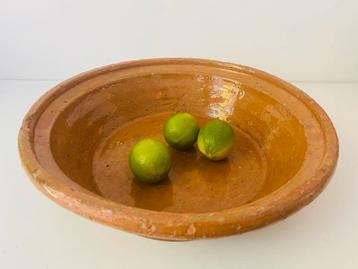 Achttiende eeuwse aardewerken schaal beschikbaar voor biedingen