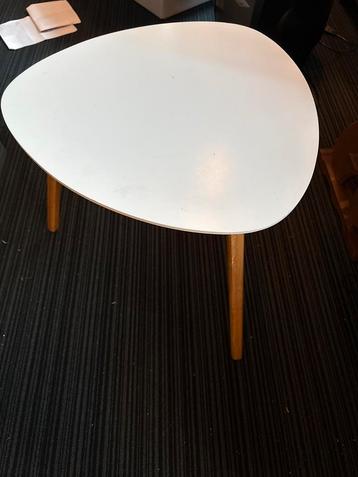 Witte ovale bijzettafel beschikbaar voor biedingen