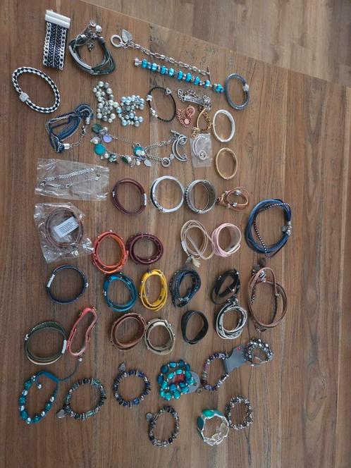 PAKKET met ALLERLEI ARMBANDEN...RUIM 50 STUKS, Sieraden, Tassen en Uiterlijk, Armbanden, Zo goed als nieuw, Overige materialen