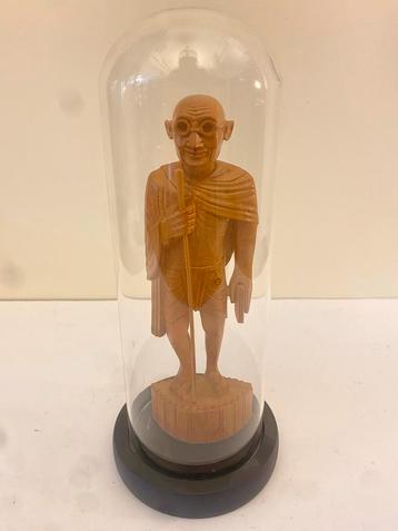 Gandhi Houten Beeld onder Stolp - Handgesneden Decoratieobje beschikbaar voor biedingen