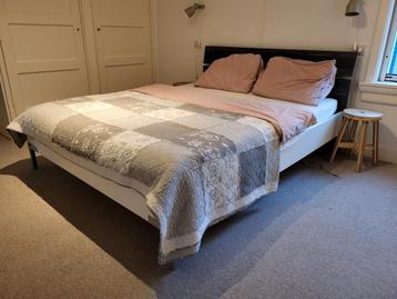Bed ombouw 160 x 200 + 2 bijhorende nachtkastjes