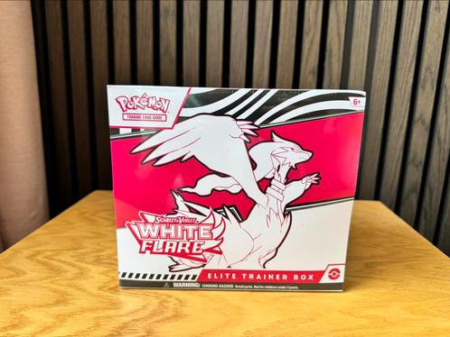 Pokémon White Flare ETB nieuw in seal, Hobby en Vrije tijd, Verzamelkaartspellen | Pokémon, Nieuw, Overige typen, Foil, Ophalen of Verzenden