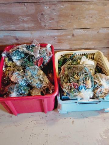 Vintage honderden soldaatjes voertuigen en accessoires  beschikbaar voor biedingen