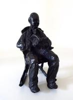 Bronzen beeldje zittende figuur schommelstoel boek 6299-b, Ophalen of Verzenden, Brons