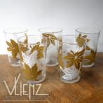 Vijf vintage retro Chinese sapglaasjes glazen met bladmotief, Frisdrankglas, Gebruikt, Ophalen of Verzenden