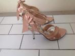 nieuwe satijnen pumps met strik la strada maat 41, Ophalen of Verzenden, Nieuw