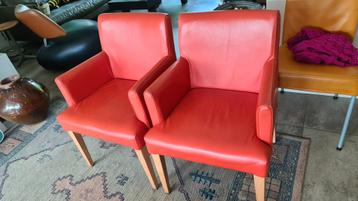 2 Rode Leren Eetkamerstoelen met Leuning beschikbaar voor biedingen