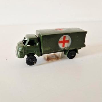 Antieke vrachtwagen militaire ambulance rode kruis beschikbaar voor biedingen