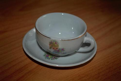 Mooi kopje uit kinderservies kop en schotel, meisje met poes, Antiek en Kunst, Curiosa en Brocante, Ophalen of Verzenden