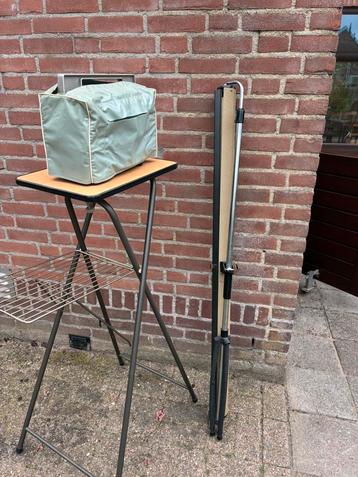 Filmprojector met scherm en statief. beschikbaar voor biedingen