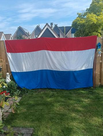 Grote Nederlandse vlag beschikbaar voor biedingen