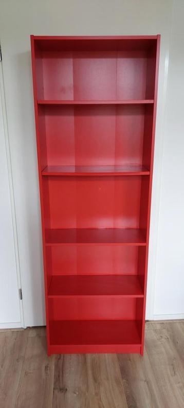 Rode boekenkast