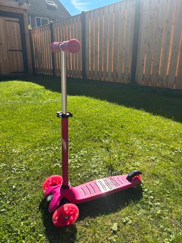 Roze step - driewieler met LED wielen beschikbaar voor biedingen
