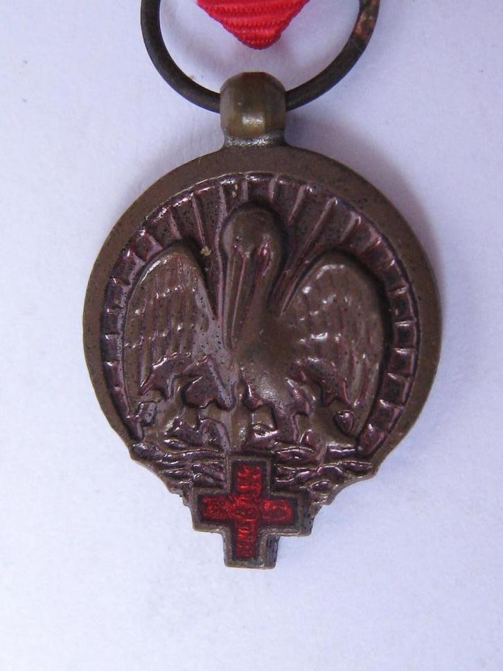 BROCHE  BLOED DONOR  - VERGULDE OOSTERSE DOLK. - AUTO VAASJE, Antiek en Kunst, Curiosa en Brocante, Verzenden