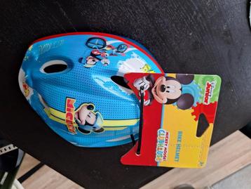 Fietshelmpje met Mickey Mouse beschikbaar voor biedingen