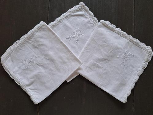 Drie brocante servetten, Antiek en Kunst, Antiek | Kleden en Textiel, Ophalen of Verzenden
