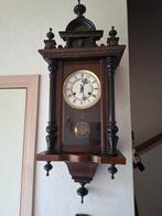 Klassieke Wandklok met Bewerkt Hout, Ophalen of Verzenden