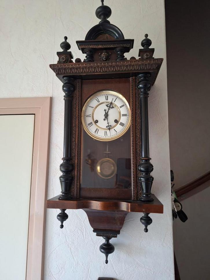 Klassieke Wandklok met Bewerkt Hout, Antiek en Kunst, Antiek | Klokken, Ophalen of Verzenden