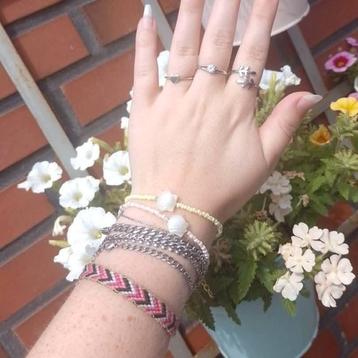 Schelpen kralen armbandjes  beschikbaar voor biedingen