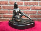 mooi bronzen beeld, relaxende jongedame, Ophalen of Verzenden, Brons